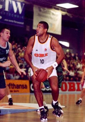 Nationalspieler Stephen Arigbabu (Deutschland) mit Ball Basketball Qualifikation Herren EM-Qualifikation, Europameisterschaft 1998, Länderspiel, Nationalmannschaft: BR Deutschland Einzelbild Bonn Dynamik,