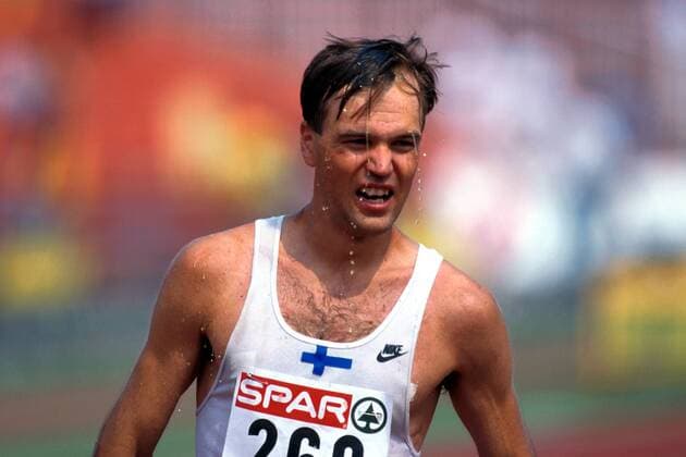 Wenn Schweiß in Strömen fließt...Valentin Kononen (Finnland) erschöpft im Ziel Leichtathletik EM Herren EM 1998, Europameisterschaft: Gehen, Sportgehen, 50 km Porträt Nep-Stadion Budapest Anstrengung, Erschöpfung,