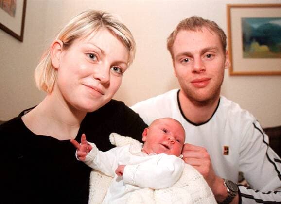 Olafur Stefansson (re.) mit seiner Freundin Kristin Thorsteinsdöttir (li.) und seiner 5Tage alten Tochter Helga Soffia Olafsdöttir Handball 1. BL Herren Saison 1998 1999: SC Magdeburg, Nationalmannschaft, Nationalteam Island Gruppe Biederitz Glück,