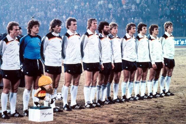 Das deutsche Team vor dem Finale: Karl-Heinz Rummenigge, Torwart Harald Schumacher, Manfred Kaltz, Hans-Peter Briegel, Horst Hrubesch, Paul Breitner, Bernd Förster, Wolfgang Dremmler, Klaus Fischer, Pierre Littbarski und Karlheinz Förster (v.l.) Fußball EM Herren Europameisterschaft 1980, Nationalmannschaft, Nationalteam, Nationaltrikot: BR Deutschland Totale Stadio Olimpico Rom