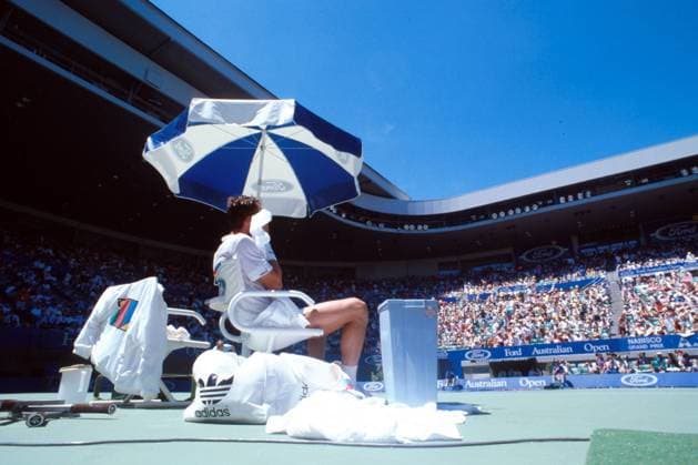 Ivan Lendl (USA) wischt sich in der Gluthitze von Flinders Park den Schweiß vom Gesicht Tennis Herren Australian Open 1990, Grand Slam, ATP-Tour, Hartplatz, Hardcourt Totale Flinders Park Melbourne Erschöpfung,