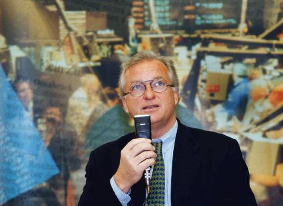 Dr. Gerd Niebaum, Vereinspräsident von Dortmund, spricht vor Studenten und Dozenten der TU Berlin über den Gang von Fußballvereinen an die Börse Fußball 1. BL Herren Saison 1998 1999: BVB Borussia Dortmund Porträt Berlin