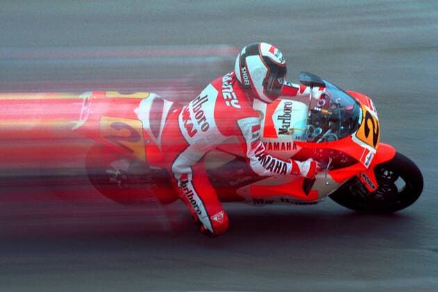 Wayne Rainey (USA) mit seiner 500er Yamaha auf der Rennstrecke Motorsport WM Herren Motorrad, Motorradrennsport, Motorradsport 1995, Motorradrennen, Weltmeisterschaft Einzelbild Dynamik,