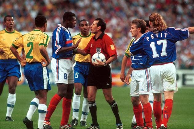 Marcel Desailly (Frankreich, 2.v.l.) diskutiert mit Schiedsrichter Said Belqola über die Rote Karte Fußball WM Herren Weltmeisterschaft 1998, Länderspiel, Nationalmannschaft, Nationalteam, Nationaltrikot, Finale, Gruppe Stade de France Paris, St. Denis Skepsis, Wut, Verzweiflung, Überlegenheit,