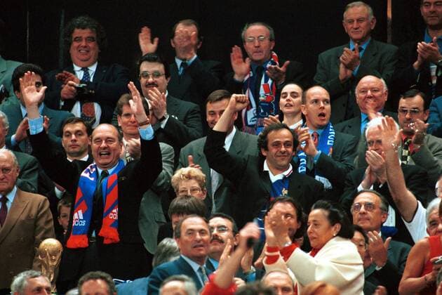 Staatsoberhaupt Jacques Chirac (li.) und Cheforganisator Michel Platini reißen jubelnd die Arme hoch Fußball WM Herren Weltmeisterschaft 1998, Länderspiel, Nationalmannschaft, Nationalteam, Nationaltrikot, Finale Gruppe Stade de France Paris, St. Denis Freude, Begeisterung,