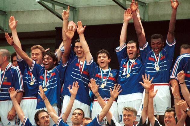 Weltmeister Frankreich u.a. mit Marcel Desailly, Zinedine Zidane, Bixente Lizarazu, Robert Pires, Bernard Diomede und Stephane Guivarc h (v.r.) bedankt sich jubelnd bei den Fans Fußball WM Herren Weltmeisterschaft 1998, Länderspiel, Nationalmannschaft, Nationalteam, Nationaltrikot, Finale Gruppe Stade de France Paris, St. Denis Freude, Begeisterung,