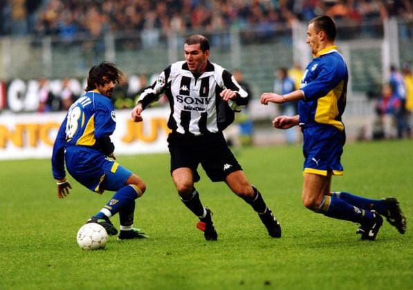 Zinedine Zidane (Juve) am Ball, setzt sich gegen Frederico Giunti (li.) durch Fußball Herren Seria A 1997 1998, Juventus Turin - AC Parma, 1. Italienische Liga, Serie Gruppe Stadio Delle Alpi Turin  
