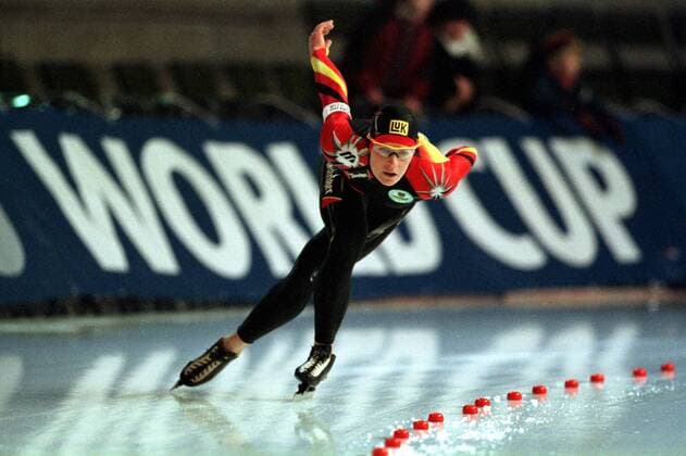 Gunda Niemann-Stirnemann (Deutschland) Kurvenlauf Eisschnellauf Damen Weltcup 1999, Welt Cup, World Cup, Eisschnellaufen Einzelbild Sportforum Hohenschönhausen Berlin Konzentration, Spannung,