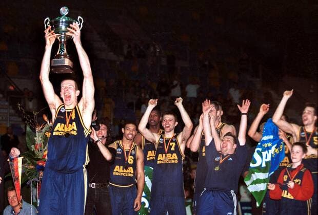 Kapitän Henrik Rödl (ALBA) hebt den Pokal - das ganze Team jubelt Basketball Herren DBB Pokal 1998 1999, Finale, Pokalfinale, Final Four, Endrunde, ALBA Berlin Gruppe Frankfurt M. Glück, Freude, Begeisterung,