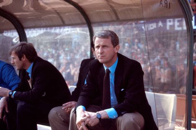 Coach Giovanni Trapattoni auf der Bank Fußball Herren Seria A, Italienische Liga, Saison 1984 1985: Juventus Turin, Juve Einzelbild Nachdenklichkeit,