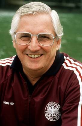 Bundestrainer Jupp Derwall im Porträt Fußball Länderspiel Herren Nationalmannschaft 1982, Nationalteam Deutschland Porträt Hannover Freude,