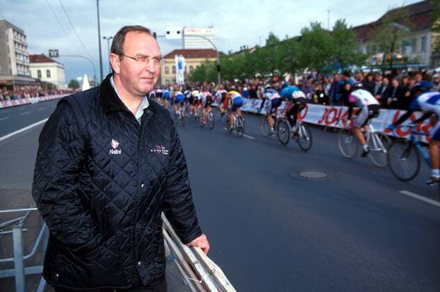 Teamchef Walter Godefroot (Team Deutsche Telekom) beobachtet das Rennen Radsport Herren Friedensfahrt 1997, Radrennsport, Straßenradsport, Straßenradrennsport, Radrennen, Straße, Amateure Einzelbild Potsdam Nachdenklichkeit,