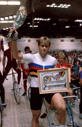 Weltmeister Michael Hübner (DDR) mit Blumen und Weltmeister-Urkunde nach der Siegerehrung Radsport WM Herren Weltmeisterschaft 1986, Bahnweltmeisterschaft, Radrennsport, Bahn, Bahnradsport, Bahnradrennsport Gruppe Freude,