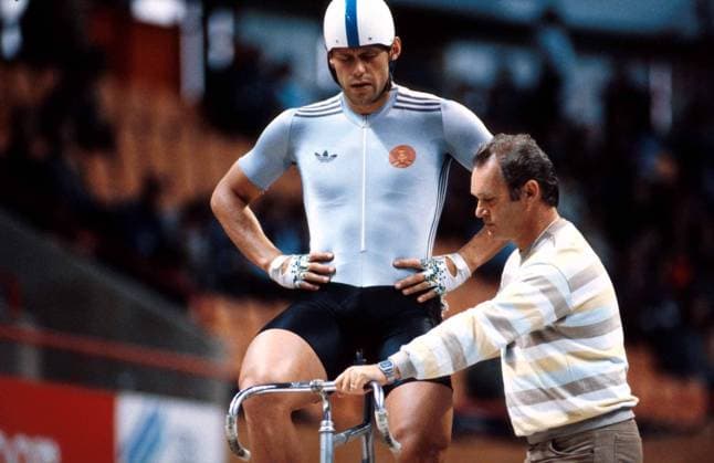 Bahnsprinter Michael Hübner (DDR) konzentriert sich auf das Rennen Radsport Herren Good Will Games 1986, Radrennsport, Bahn, Bahnradsport, Bahnradrennsport, Bahnrad, Halle, Indoor Gruppe Moskau Konzentration,