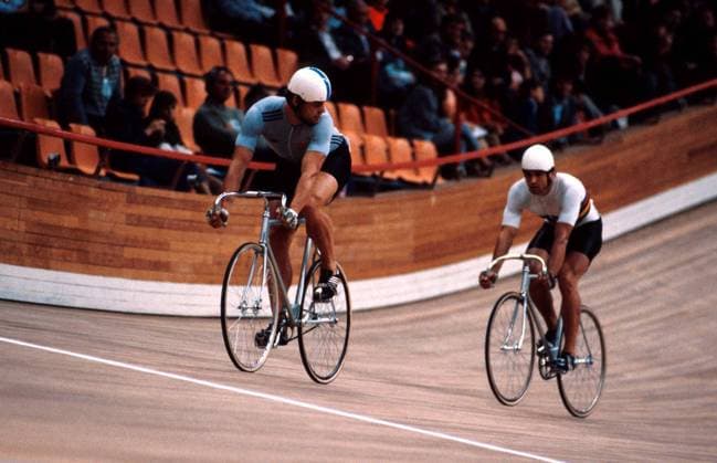 Bahnsprinter Michael Hübner (li.) vor Lutz Heßlich (beide DDR) auf der Strecke Radsport Herren Good Will Games 1986, Radrennsport, Bahn, Bahnradsport, Bahnradrennsport, Bahnrad, Halle, Indoor Gruppe Moskau Dynamik, Kampf,