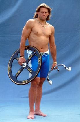 Beau Michael Hübner (Deutschland) mit freiem Oberkörper hat Rad und Lenker ab Radsport Herren Fotoshooting 1994, Fototermin, Radrennsport, Bahnrad, Bahnradsport, Bahn, Bahnradrennsport Einzelbild