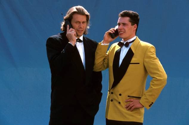 Bahnsprinter Michael Hübner (li.) und Jens Fiedler (beide Deutschland) posieren für den Fotografen Radsport Herren Fotoshooting 1994, Fototermin, Radrennsport, Bahnrad, Bahnradsport, Bahn, Bahnradrennsport Gruppe