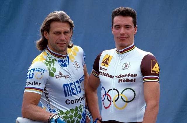 Bahnsprinter Michael Hübner (li.) und Jens Fiedler (beide Deutschland) Radsport Herren Fotoshooting 1994, Fototermin, Radrennsport, Bahnrad, Rad, Bahnradsport, Bahn, Bahnradrennsport Gruppe