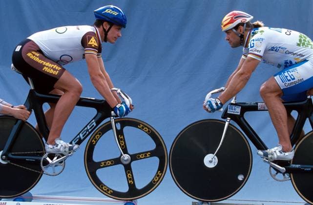 Bahnsprinter Michael Hübner (re.) und Jens Fiedler (beide Deutschland) stehen sich gegenüber Radsport Herren Fotoshooting 1994, Fototermin, Radrennsport, Bahnrad, Rad, Bahnradsport, Bahn, Bahnradrennsport Gruppe Kampf,