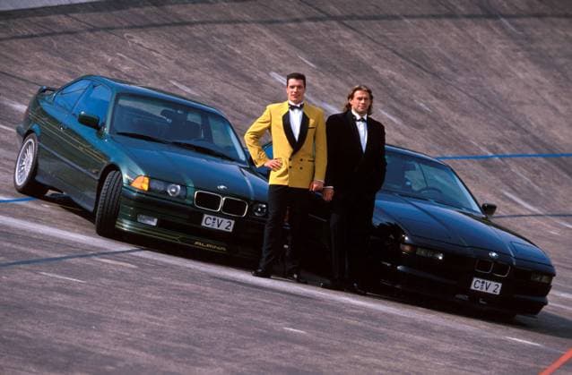 Neureich: Bahnsprinter Michael Hübner (re.) und Jens Fiedler (beide Deutschland) vor ihren Wagen Radsport Herren Fotoshooting 1994, Fototermin, Radrennsport, Bahnrad, Rad, Bahnradsport, Bahn, Bahnradrennsport Gruppe