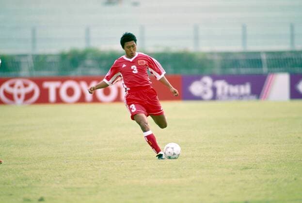 Enhua Zhang (China) am Ball Fußball Länderspiel Herren Asienspiele 1998, Asien-Spiele, Kontinentalmeisterschaften, China, Nationalmannschaft Einzelbild Royal Stadium Bangkok Dynamik,