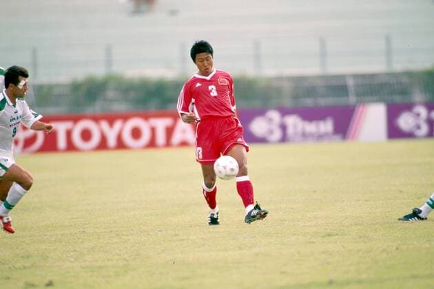 Enhua Zhang (China) am Ball Fußball Länderspiel Herren Asienspiele 1998, Asien-Spiele, Kontinentalmeisterschaften, China-Iran, Nationalmannschaft Gruppe Royal Stadium Bangkok Dynamik,