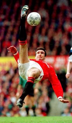 Eric Cantona (ManU) mit einem spektakulären Fallrückzieher Fußball Herren English Premier League 1996 1997, 1. Englische Division, FC Manchester United Einzelbild Old Trafford Manchester Dynamik, Anmut, Spannung,