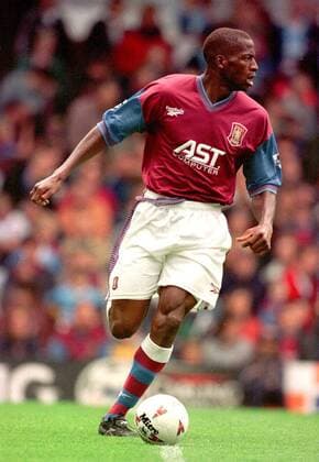 Ugo Ehiogu (Aston Villa) am Ball Fußball Herren English Premier League 1997 1998, 1. Englische Division, FC Aston Villa Einzelbild Villa Park Birmingham Dynamik,