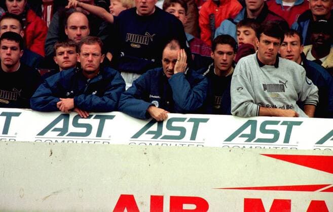 Fußball, Trainerhistorie, Leeds United Coach George Graham (Leeds United, Mitte) ist deprimiert Fußball Herren English Premier League 1996 1997, 1. Englische Division, AFC Leeds United Gruppe Birmingham Enttäuschung,