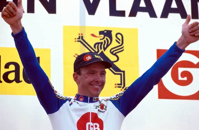 Johan Museeuw (Belgien, Team MOG) reißt jubelnd die Arme hoch Radsport Herren Flandernrundfahrt 1993, Flandern-Rundfahrt, Radrennsport, Straßenradsport, Straßenradrennsport Porträt Freude,
