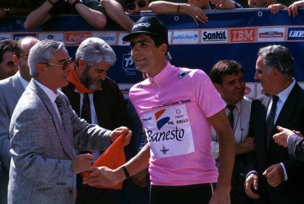 Miguel Indurain (Spanien, Team Banesto, re.) nimmt die ersten Glückwünsche entgegen Radsport Herren Giro d Italia 1993, Straßenradrennsport, Radrennsport, Straßenradsport, Straßenrennen, Radrennen Gruppe Giro d Italia Freude,