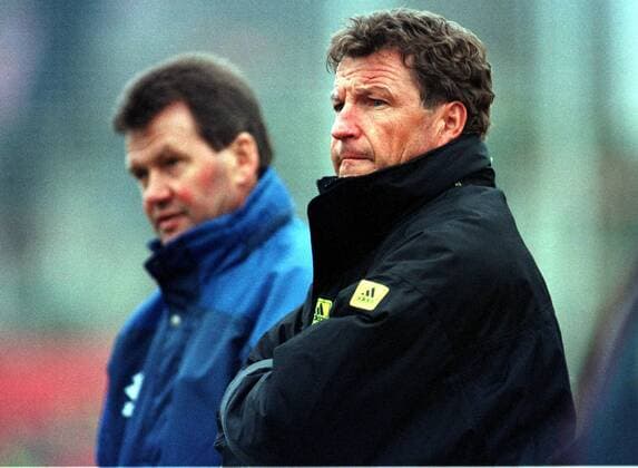 Trainer Hans-Jürgen Dörner nachdenklich Fußball Herren Saison 1998 1999: Regionalliga Nordost, FSV Zwickau Porträt Alte Försterei Berlin Nachdenklichkeit, Skepsis,