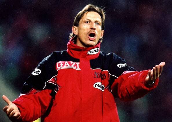 Trainer Christoph Daum (Leverkusen) unzufrieden Fußball 1. BL Herren Saison 1998 1999: Bayer 04 Leverkusen Einzelbild BayArena Leverkusen Skepsis, Ungeduld,