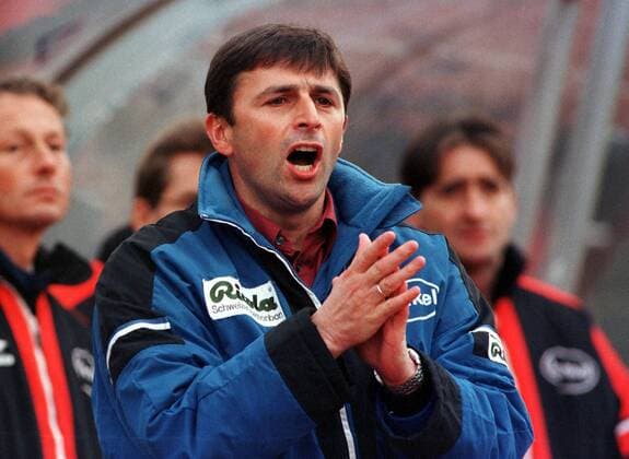 Trainer Klaus Allofs (Fortuna) mit lautstarken Regieanweisungen Fußball 2. BL Herren Saison 1998 1999, Fortuna Düsseldorf Einzelbild Mommsenstadion Berlin Ungeduld, Spannung,