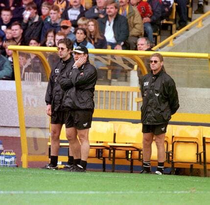 Fußball, Trainerhistorie Wolverhampton Wanderers von 1877 bis heute Manager Mark McGhee (Wolves) beobachtet das Spiel seiner Mannschaft Fußball Herren English First Division, Saison 1996 1997, Liga, England, Wolverhampton Wanderers FC Gruppe Wolverhampton Nachdenklichkeit,