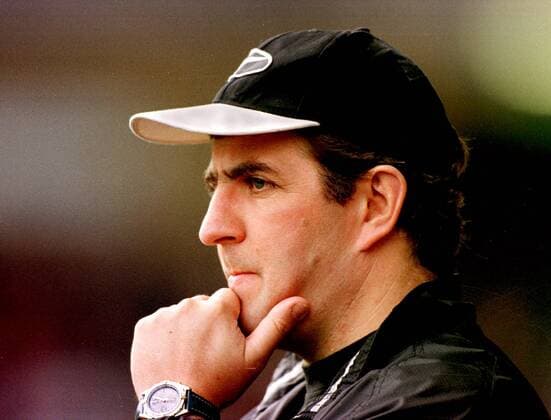 Fußball, Trainerhistorie Wolverhampton Wanderers von 1877 bis heute Manager Mark McGhee (Wolves) beobachtet skeptisch das Spiel seiner Mannschaft Fußball Herren English First Division, Saison 1996 1997, Liga, England, Wolverhampton Wanderers FC Porträt Wolverhampton Skepsis,