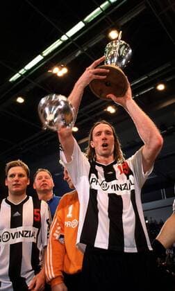 Staffan Olsson (Kiel) verliert den Deckel des Pokales Handball 1. BL Herren DHB-Pokal 1998 1999, Handballpokal, Pokalfinale, Finale, Endspiel: THW Kiel Einzelbild Alsterdorfer Sporthalle Hamburg Freude,