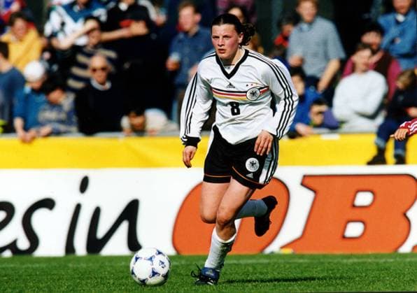 Pia Wunderlich ( Deutschland) am Ball Fußball Länderspiel Damen Frauennationalmannschaft Deutschland 1999, Nationalmannschaft, Nationaltrikot, Nationalteam, Frauen Einzelbild Frauenfußball Holzwickede Dynamik,