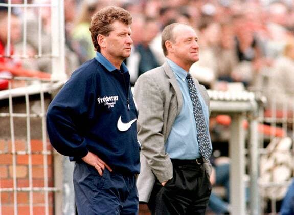 Trainer Holger Erler (li.) und Vizepräsident Lutz Lindemann (beide Aue) nachdenklich am Spielfeldrand Fußball Herren Saison 1998 1999: Regionalliga Nordost, FC Erzgebirge Aue Gruppe Alte Försterei Wuhlheide Berlin Nachdenklichkeit, Skepsis,