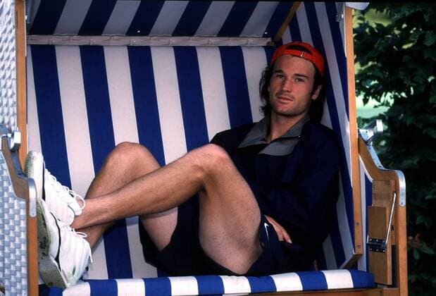 Carlos Moya (Spanien) - entspannt sich in einem Strandkorb Tennis Herren Gerry Weber Open 1998, ATP Tour, Rasen, Rasenplatz, Rasenturnier Einzelbild Halle Westfalen Ruhe, Romantik, Nachdenklichkeit,