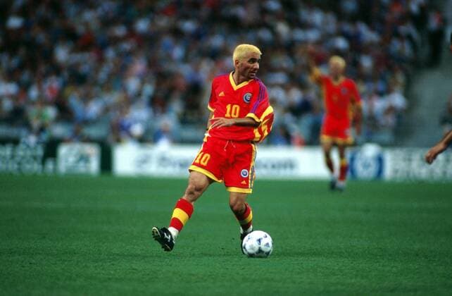 Gheorghe Hagi (Rumänien) am Ball Fußball WM Herren Weltmeisterschaft 1998, Länderspiel, Nationalmannschaft, Nationalteam, Nationaltrikot Einzelbild Stade de France Paris, St. Denis