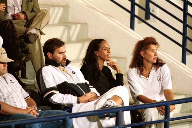 Beckertrainer Mike De Palmer, Ehefrau Barbara Becker und eine Courtesy Dame beobachten das Spiel von Boris Becker (Deutschland) Tennis Herren Dubai Tennis Open 1999, ATP-Tour, VAE, Hartplatz, Hardcourt, Gruppe Dubai Konzentration, Nachdenklichkeit,