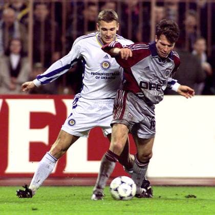 Lothar Matthäus (Bayern) am Ball gegen Andrej Schewtschenko (Kiew, li.) Fußball EC 1 Herren Saison 1998 1999, Champions League, Halbfinale, Dynamo Kiew - FC Bayern München (Deutschland) 3:3 Gruppe Kiew Dynamik, Kampf,