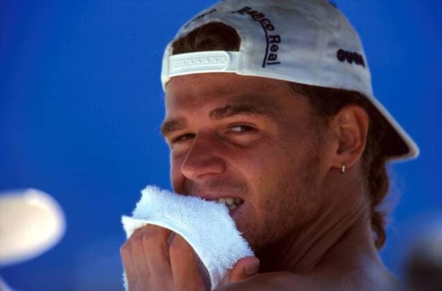 Gustavo Kuerten (Brasilien) verschmitzt bei einer Trainingspause Tennis Herren Australian Open 1999, Grand Slam Turnier, ATP-Tour, Hartplatz, Hardcourt Porträt Flinders Park Melbourne Nachdenklichkeit,