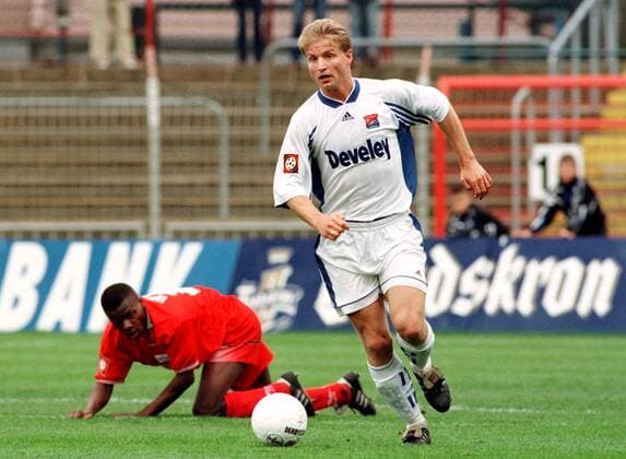 Jörg Bergen (Unterhaching, re.) hat sich gegen Moussa Latoundji (Cottbus) durchgesetzt Fußball 2. BL Herren Saison 1998 1999, FC Energie Cottbus - SpVgg Unterhaching 4:2 Gruppe Stadion der Freundschaft Cottbus Dynamik,