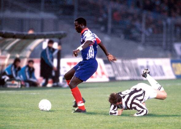 Jürgen Kohler (am Boden, Juve) kann George Weah (Paris St.Germain) nur hinterherschauen Fußball EC 3 Herren UEFA Cup, Saison 1992 1993, Europapokal, Europacup, UEFA-Pokal, Halbfinale Gruppe Stadio delle Alpi Turin Dynamik, Kampf,