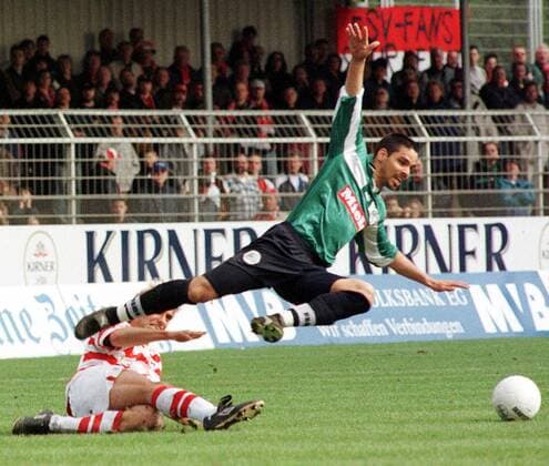 Jürgen Klopp (Mainz) bringt David Wagner (Gütersloh, re.) zu Fall Fußball 2. BL Herren Saison 1998 1999: FSV Mainz - FC Gütersloh Gruppe Bruchwegstadion Mainz Dynamik, Kampf,