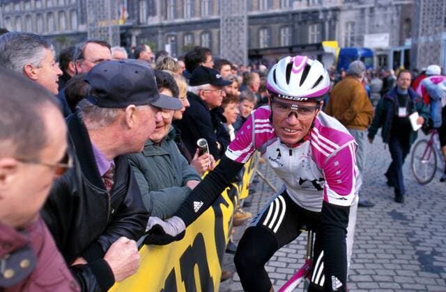 Udo Bölts (Deutschland, Team Deutsche Telekom) im Gespräch mit Fans Radsport Herren Lüttich-Bastogne 1999, Klassiker, Radklassiker, Frühjahrsklassiker, Straßenradsport, Radrennsport Gruppe Straßenrennen
