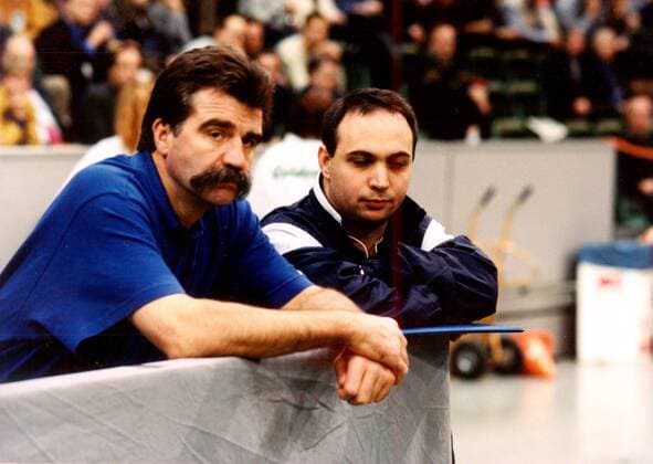 Bundestrainer Heiner Brand (li., Deutschland) mit skeptischem Blick, daneben Co-Trainer Bob Hanning Handball Länderspiel Herren Weltcup 1999, Welt Cup, Finale, World Cup, Nationalmannschaft, Nationalteam, Nationaltrikot Gruppe Göteborg Nachdenklichkeit, Skepsis,