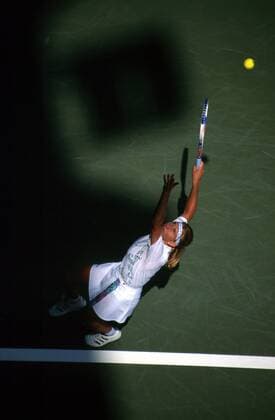 Steffi Graf (Deutschland) - Aufschlag, von oben fotografiert Tennis Herren US-Open 1993, WTA Tour, Hartplatz, Hardcourt, Hartplatzturnier, Finale Einzelbild Flushing Meadow New York Dynamik, Spannung,